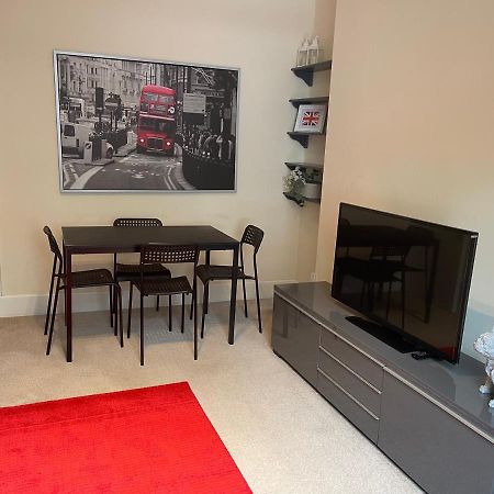 Beautiful 2 Bedroom Apartment- Prime Location, Aberdeen Centre Bagian luar foto