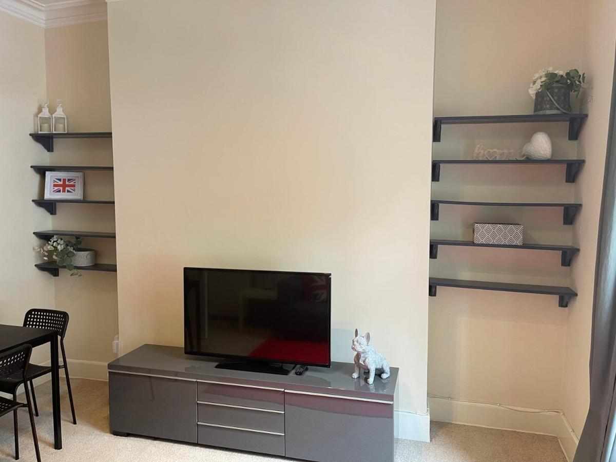 Beautiful 2 Bedroom Apartment- Prime Location, Aberdeen Centre Bagian luar foto