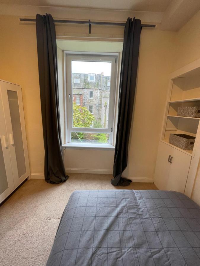 Beautiful 2 Bedroom Apartment- Prime Location, Aberdeen Centre Bagian luar foto