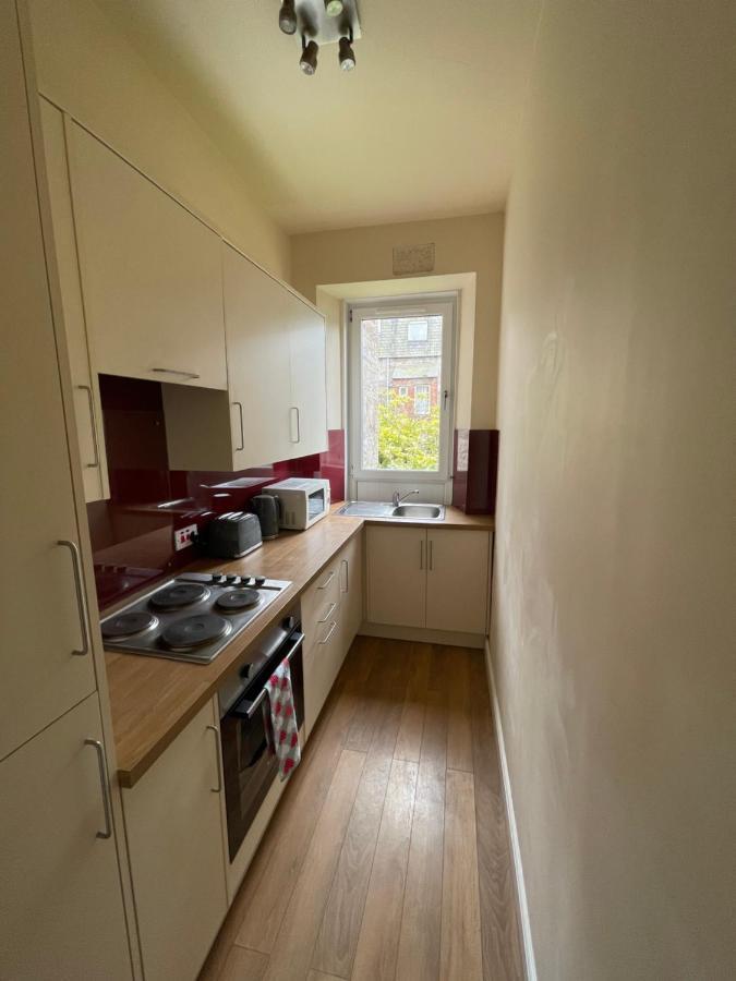 Beautiful 2 Bedroom Apartment- Prime Location, Aberdeen Centre Bagian luar foto