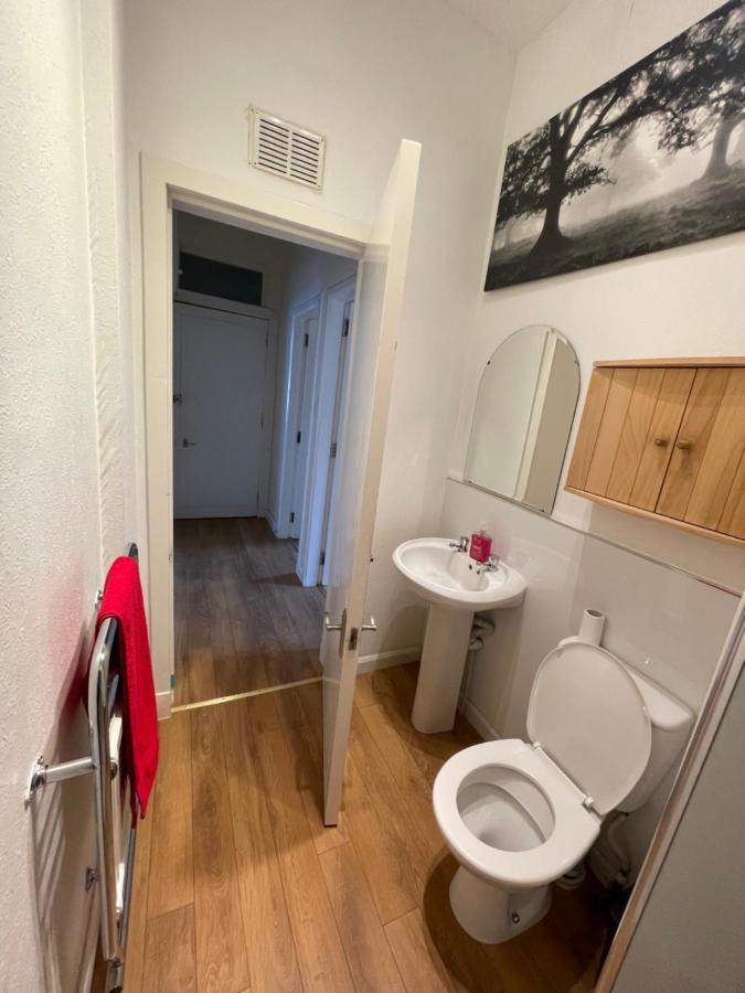 Beautiful 2 Bedroom Apartment- Prime Location, Aberdeen Centre Bagian luar foto