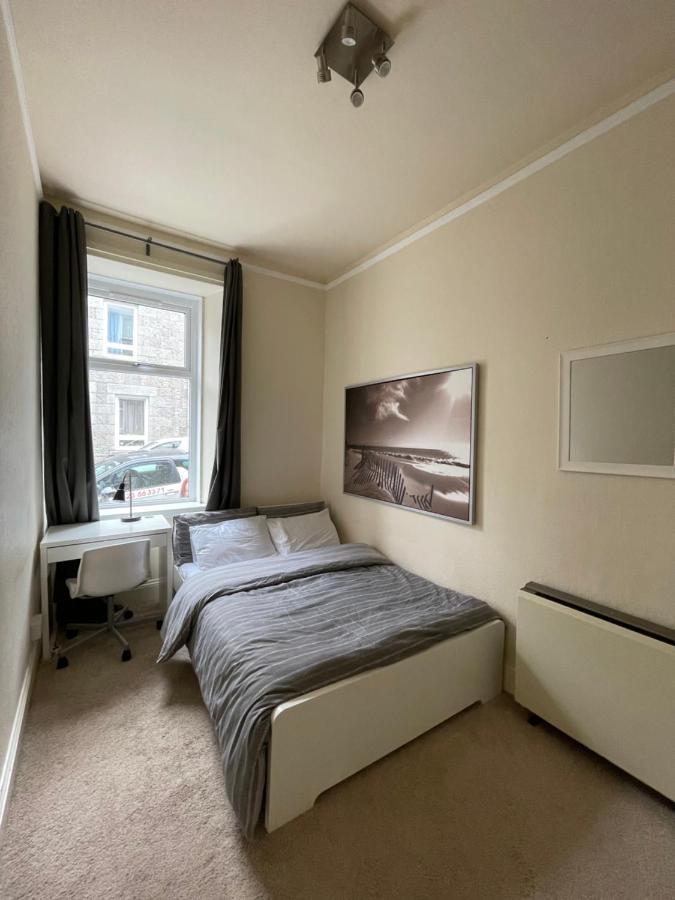 Beautiful 2 Bedroom Apartment- Prime Location, Aberdeen Centre Bagian luar foto